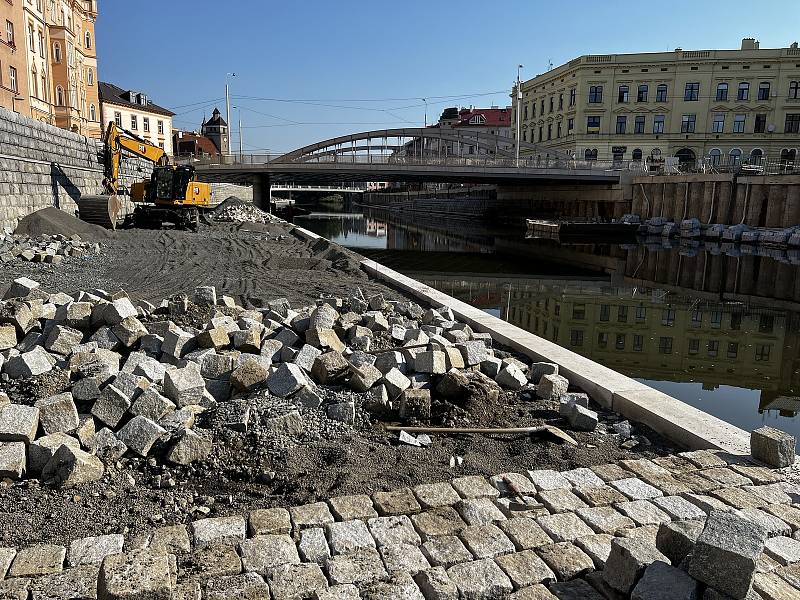 Stavba náplavky u řeky Moravy v Olomouci, 5. června 2022
