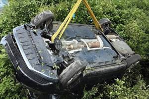 Hasiči vyprošťovali havarované vozidlo, které při pádu do potoka v Pňovicích nedaleko Litovle uvízlo v porostu pod mostem.