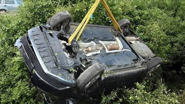 Hasiči vyprošťovali havarované vozidlo, které při pádu do potoka v Pňovicích nedaleko Litovle uvízlo v porostu pod mostem.