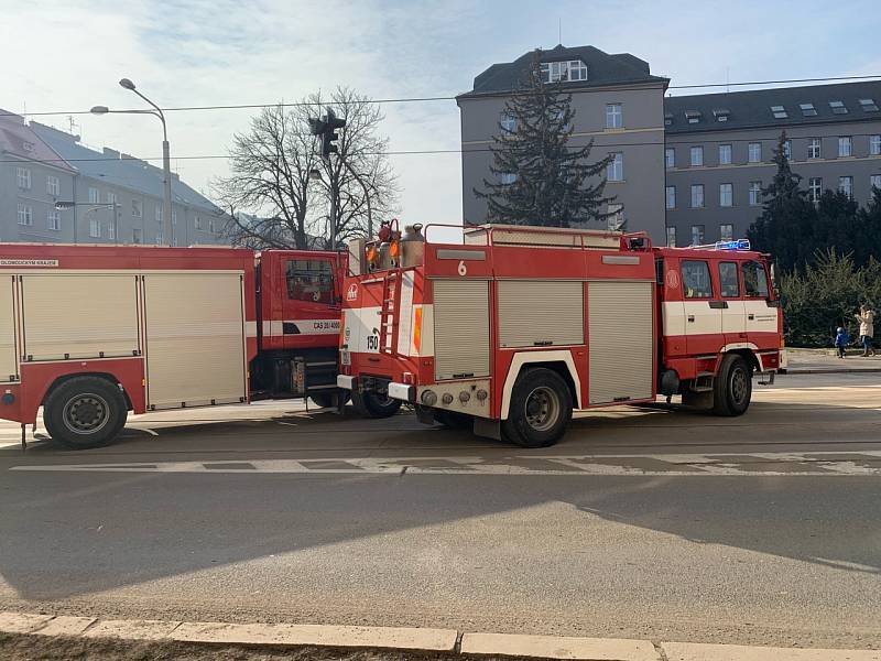 Policie uzavřela od 10.30 ulici před soudem pro dopravu, včetně tramvají. Policie bude prohledává také okolí soudu.