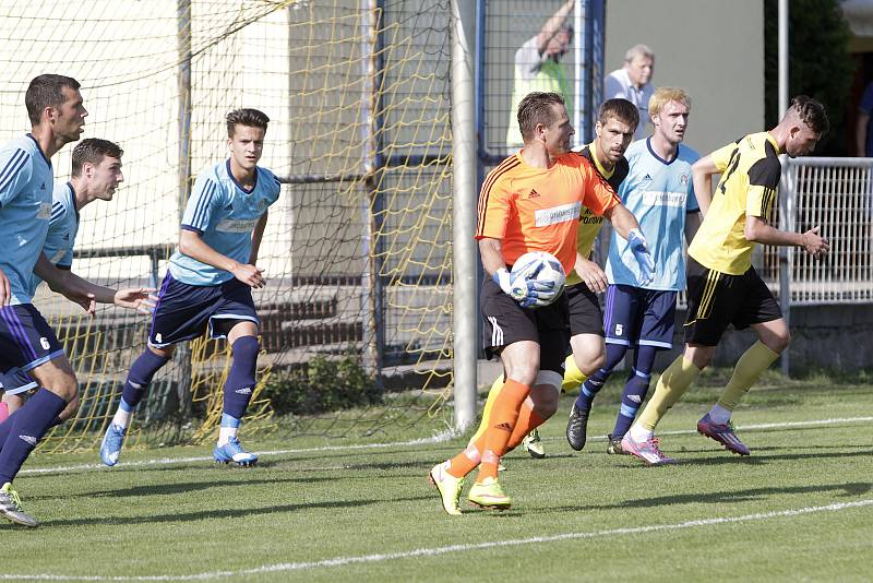 Fotbalisté Nových Sadů (ve žlutém) prohráli s Jeseníkem 2:3