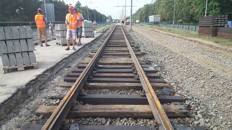 Práce na opravě tramvajové trati v Brněnské ulici v Olomouci. Konec července 2018