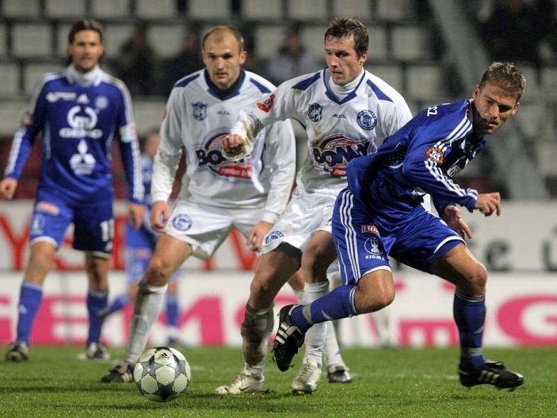 Olomoucký Marek Kaščák, kladenští ( zprava ) Jan Procházka, Jaromír Šilhan, v pozadí olomoucký Melinho.