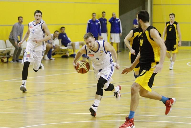 Olomoučtí basketbalisté (v bílém) proti Jihlavě