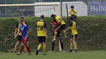 Fotbalisté Nových Sadů (ve žluto-černém) remizovali s Valašským Meziříčím 1:1.