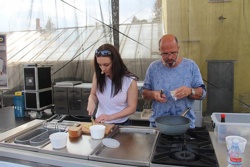 Třetí ročník olomouckého Garden Food Festivalu o víkendu nabídl šedesát restaurací, cukráren, vinařů a pivovarů, přes třicet regionálních výrobců a farmářů i gastronomickou show na pódiu.