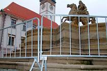 Caesarova kašna na Horním náměstí v Olomouci s adventní ochranou