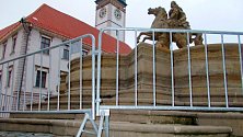 Caesarova kašna na Horním náměstí v Olomouci s adventní ochranou