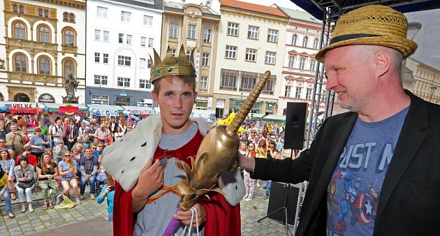 Král olomouckého Majálesu 2014 výtvarník a hudebník Jaromír Švejdík (vpravo) a Král roku 2015 kajakář Richard Hála