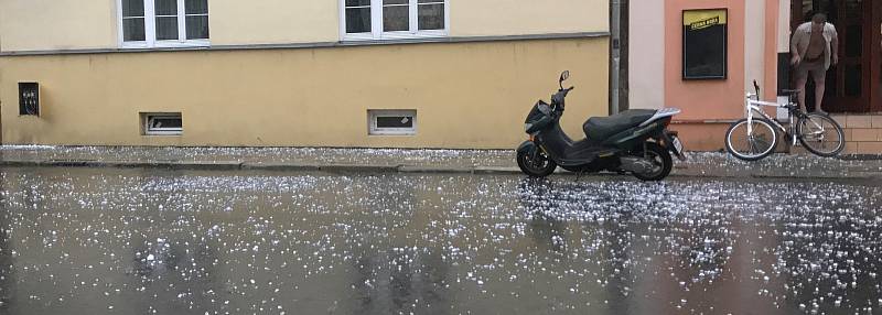 Nad Olomoucí se 1.7.2019 přehnala bouřka provázená krupobití. Kroupy dosahovaly velikosti holubího vejce a způsobili škody na autech a dalším majetku.