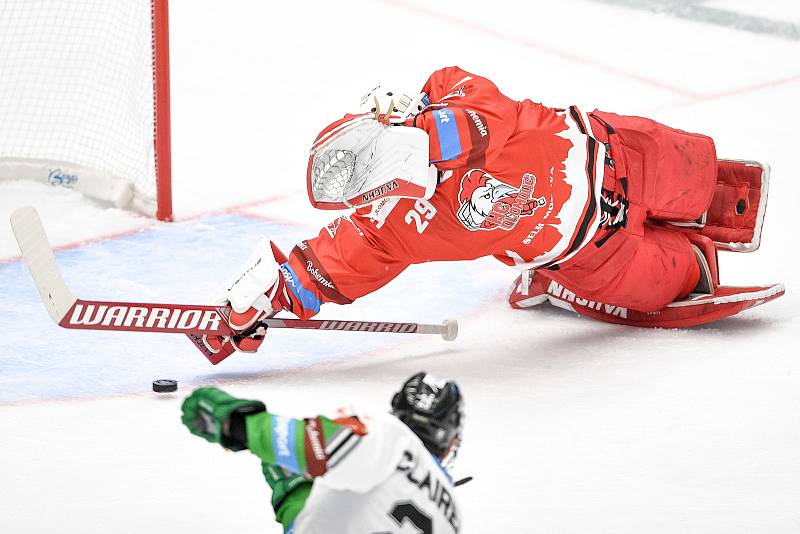 Utkání 1. kola hokejové extraligy: HC Olomouc - BK Mladá Boleslav, 10. září 2021 v Olomouci. (zleva)  Jan Lukáš z Olomouce a Valentin Claireaux z Mladé Boleslavi.