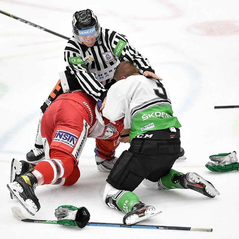 Utkání 1. kola hokejové extraligy: HC Olomouc - BK Mladá Boleslav, 10. září 2021 v Olomouci. Bitka mezi Tomáš Dujsík z Olomouce a Adam Jánošík z Mladé Boleslavi.