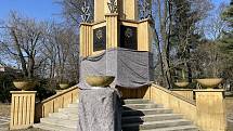 Nasprejované hákové kříže na památníku Rudé armády v Olomouci jsou zakryté, odstranit barvu z pískovce se zatím nepodařilo.  23. března 2022