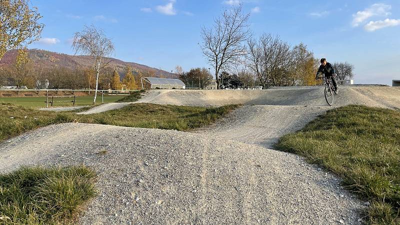 Ráj bikerů a skejťáků postavili v Pasece na Uničovsku. Sjíždějí se tam vyznavači adrenalinových jízd ze širokého okolí. 1. listopadu 2021