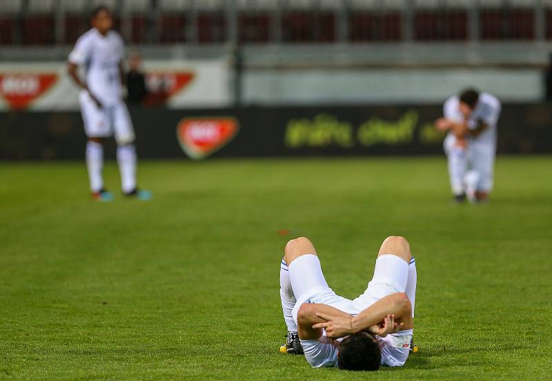 Finále fotbalového poháru MOL Cupu, Baník Ostrava - Slavia Praha 22.května 2019 v Olomouci. Smutek hráčů Baníku.