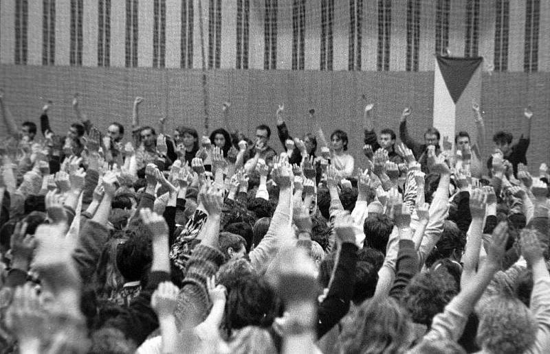 Sametová revoluce v Olomouci: shromáždění studentů ve sportovní hale UP na Lazcích