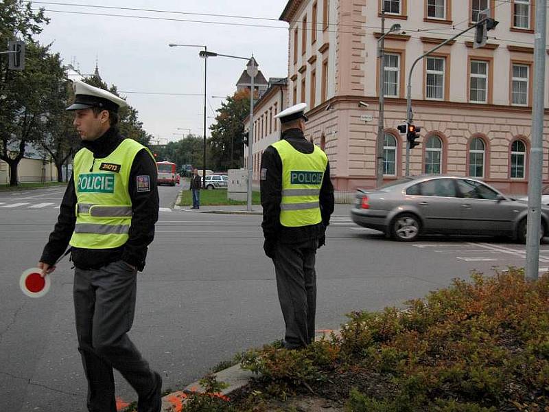 Policejní hlídky na křižovatce