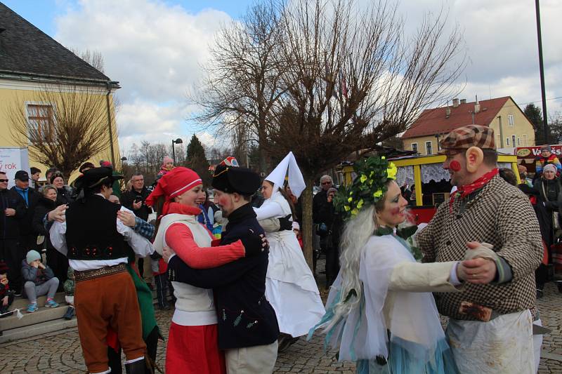 Soubor Haná v sobotu ve Velké Bystřici na Olomoucku uspořádal tradiční masopust se zabijačkou.