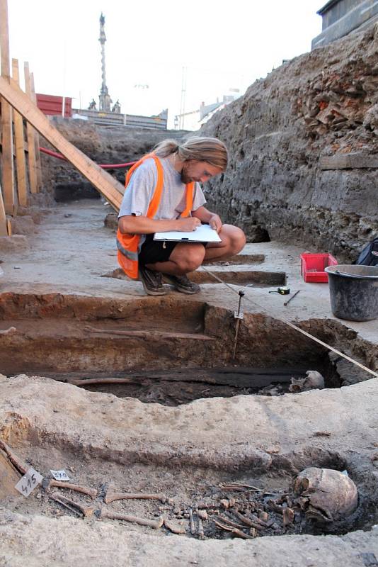 Průzkum archeologů na Dolním náměstí v Olomouci - objev lidských koster