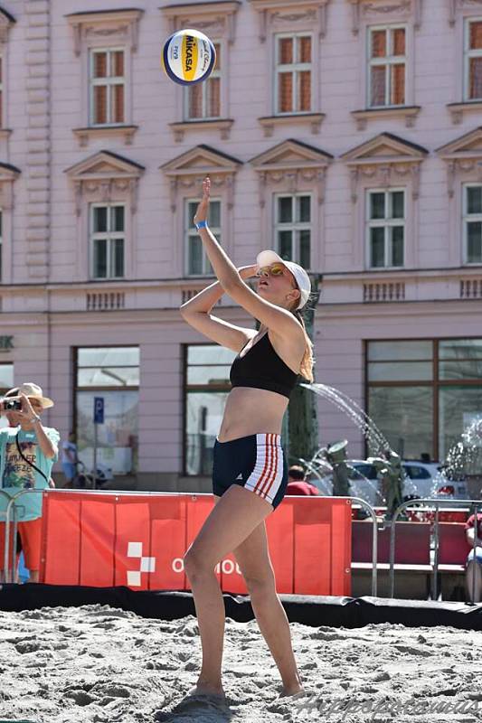 Beach-volejbalová show olomouckých a šternberských volejbalistek na olomouckém Horním náměstí