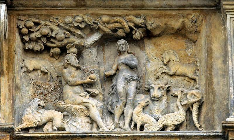 Reliéf na Edelmannově paláci:  Adam a Eva v ráji