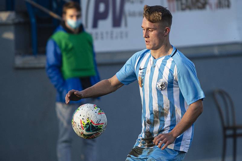 Fotbalisté Prostějova (v modro-bílém) porazili ve druhé lize Vyšehrad 3:0.Jakub matoušek