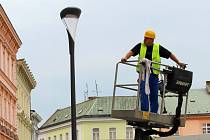 Instalace katalogových svítidel Philips UrbanStar na olomouckém Horním náměstí v září 2014