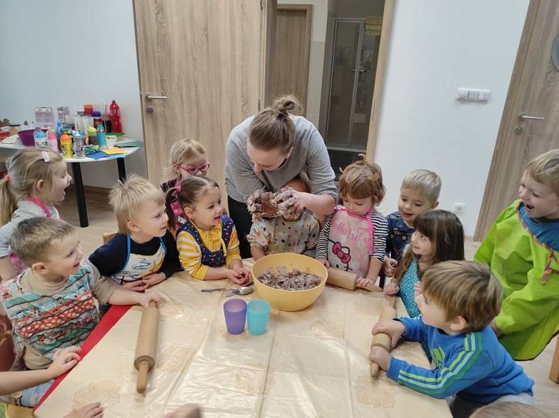 Návštěva Mikuláše a pečení perníčků v Mateřské škole jazykové a umělecké v Olomouci.