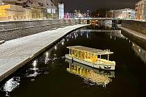 Moravou v Olomouci pluje vánoční loď. Lidé si denně mohou objednat výlet s magickou atmosférou. Prosinec 2023