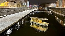 Moravou v Olomouci pluje vánoční loď. Lidé si denně mohou objednat výlet s magickou atmosférou. Prosinec 2023