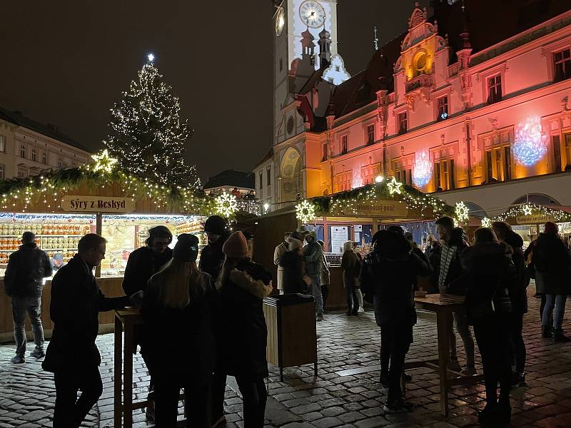 Vánoční trhy v Olomouci musí z nařízení vlády zavřít, lidé vyrazili si je ještě naposledy užít. 25. listopadu 2021