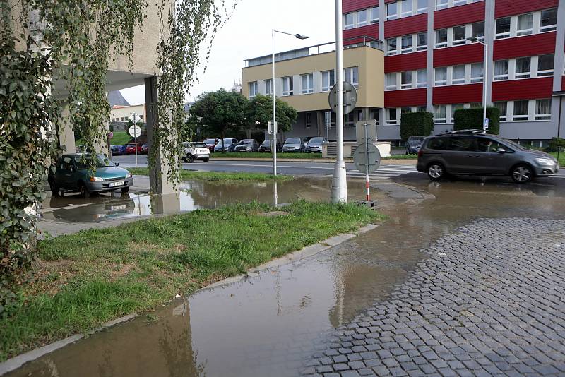 Havárie vodovodního řadu v Olomouci, 16. září 2020. Křižovatka ulic Studentská a U Husova sboru