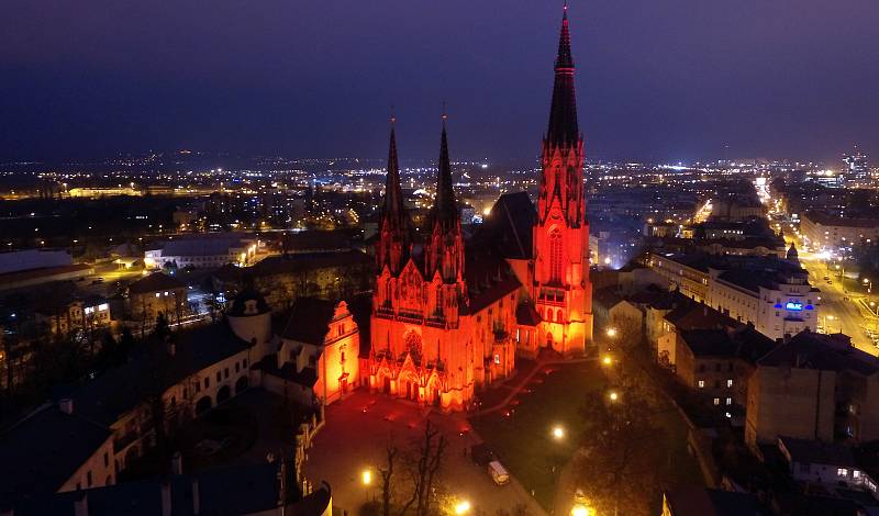 Olomoucká katedrála sv. Václava se rozzářila červeným světlem na připomínku lidí trpících pro víru. 25. listopadu 2020