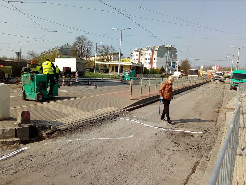 Frézování na třídě Míru v Olomouci-Neředíně.