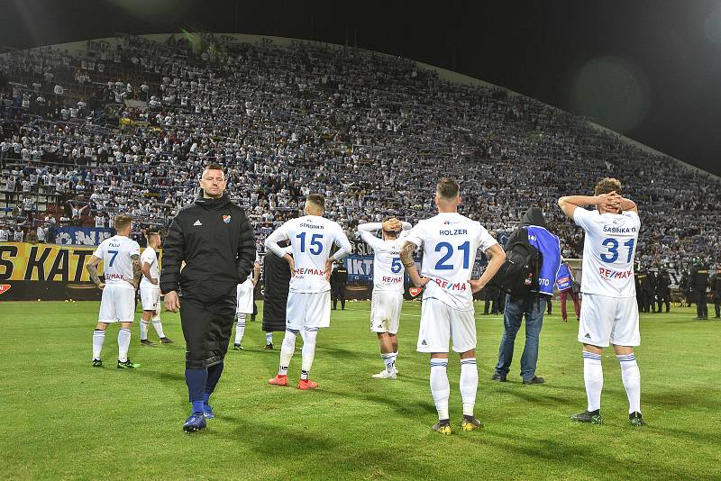 Finále fotbalového poháru MOL Cupu: FC Baník Ostrava - SK Slavia Praha, 22. května 2019 v Olomouci. Hráči Baníku děkují fanouškům