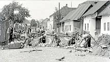 Budování nové cesty. Dláždění silnice na Zábrani v okolí domu fotografa Františka Němečka v roce 1938.