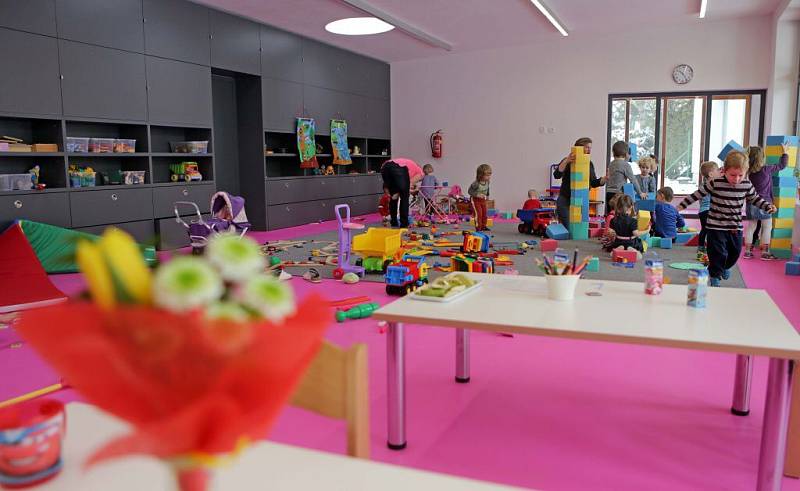 O dvě nová oddělení se rozrostla mateřská školka na Zámeckém náměstí ve Velké Bystřici. 