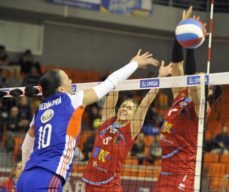 Zleva Monika Dediková z Olomouce a Gabriela Kozmiková a andrea Kossányiová z Prostějova. Finále Českého poháru Prostějov vs. Olomouc