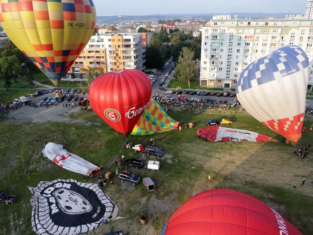 FOTO, VIDEO: Balonová fiesta začala. Podívejte se na Olomouc z ptačí  perspektivy - Valašský deník