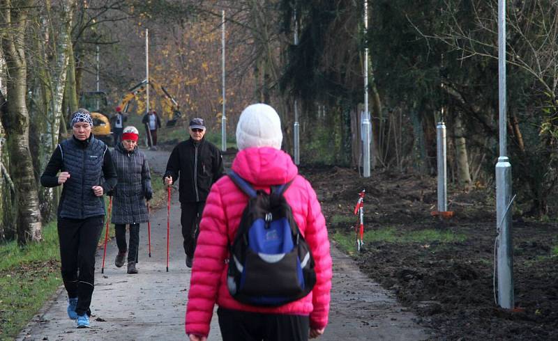 Stavba osvětlení kolem cyklostezky u Mlýnského potoka v olomoucké části Hejčín