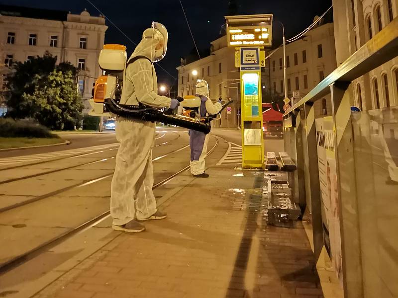 Zastávky v centru Olomouce a na nádraží prošly v noci dezinfekcí. 7. září 2020