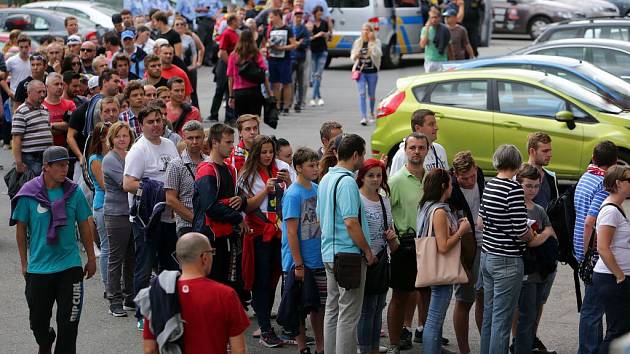 Fronta před zimním stadionem na přípravný zápas HC Olomouc vs. Kometa Brno