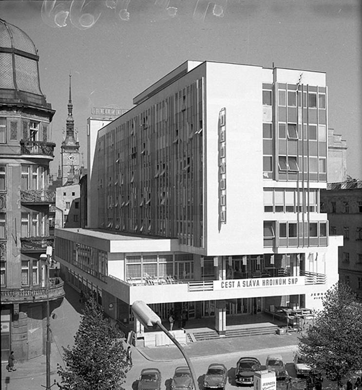 Budova Jednoty v centru Olomouce se začala stavět v roce 1969, dokončena byla v roce 1974.