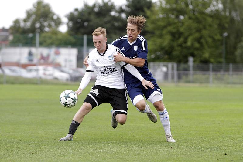 Fotbalisté Uničova remizovali s Rýmařovem (v bílém) 1:1