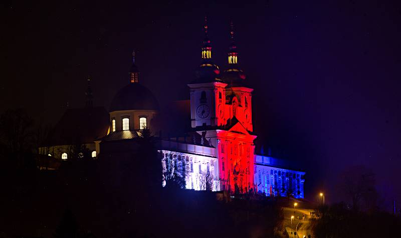 Olomouckou radnici a baziliku na Svatém Kopečku ozářila trikolóra.