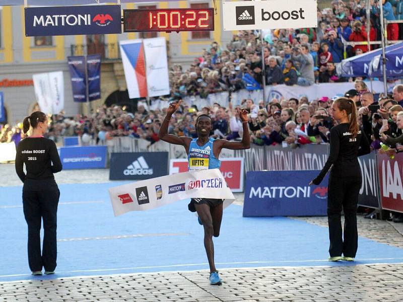 Vítěz Josphat Kiptis protíná cílovou pásku. Olomoucký půlmaraton 2015