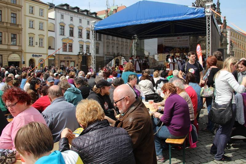 Tvarůžkový festival, hanáčtí hudebníci i nejrůznější regionální dobroty si od sobotního rána užívají lidé na Horním náměstí v Olomouci