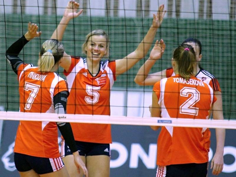 Olomoucké volejbalistky (v oranžovém) v evropském CEV Cupu proti AzerRail Baku