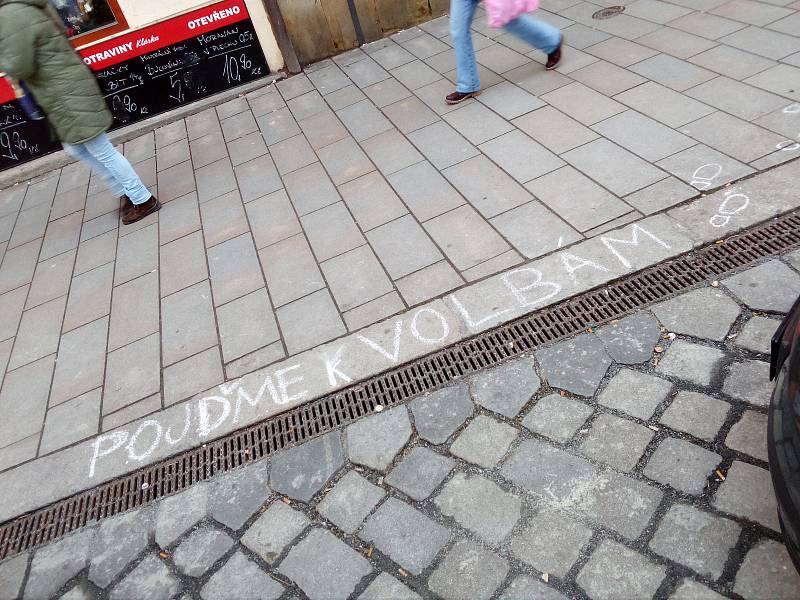 Pojďme k volbám. Výzva na chodníku na Dolním náměstí v Olomouci před prezidentskými volbami 2018.