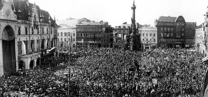 Při oslavách 10.výročí osvobození  dne 9. května 1955 byl pracujícímu lidu představen orloj v nové podobě, která mu zůstala dodnes. Autorem ideového a výtvarného návrhu byl akademický malíř Karel Svolinský, rodák ze Svatého Kopečka u Olomouce.